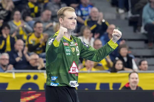 David Späth goalkeeper, RNL, 29 , Rhein Neckar Löwen player, cheer, cheers, celebration, joy, rejoice, rejoicing, confident, optimistic, positive, game scene, 13 02 2025, Mannheim Germany , Handball, Bundesliga, Rhein Neckar Löwen SG BBM Bietigheim xozx