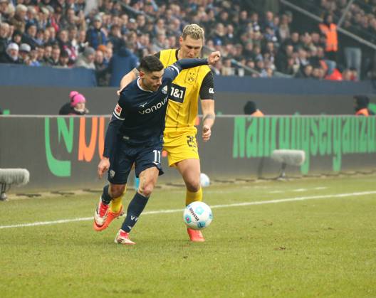 15 02 2025, xgrfx, Soccer 1 Bundesliga, VfL Bochum Borussia Dortmund v l Georgios Masouras VfL Bochum , Niklas Süle Borussia Dortmund DFL DFB REGULATIONS PROHIBIT ANY USE OF PHOTOGRAPHS as IMAGE SEQUENCES and or QUASI VIDEO Bochum