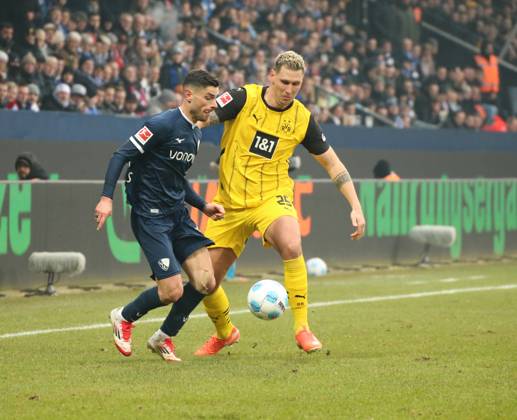 15 02 2025, xgrfx, Soccer 1 Bundesliga, VfL Bochum Borussia Dortmund v l Georgios Masouras VfL Bochum , Niklas Süle Borussia Dortmund DFL DFB REGULATIONS PROHIBIT ANY USE OF PHOTOGRAPHS as IMAGE SEQUENCES and or QUASI VIDEO Bochum