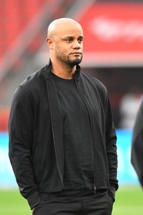 Coach Vincent Kompany FC Bayern Muenchen GER, Bayer 04 Leverkusen vs FC Bayern Muenchen, Football, Bundesliga, Matchday 22, Season 2024 2025, 15 02 2025 DFL REGULATIONS PROHIBIT ANY USE OF PHOTOGRAPHS AS IMAGE SEQUENCES AND OR QUASI VIDEO GER, Bayer 04 Leverkusen vs FC Bayern Muenchen, Football, Bundesliga, Matchday 22, Season 2024 2025, 15 02 2025 Leverkusen Copyright: xEibner-Pressefoto ThomasxThienelx EP_TTL