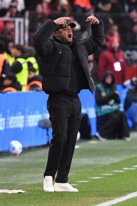 Coach Vincent Kompany FC Bayern Muenchen gestures GER, Bayer 04 Leverkusen vs FC Bayern Muenchen, Football, Bundesliga, Matchday 22, Season 2024 2025, 15 02 2025 DFL REGULATES PROHIBIT ANY USE OF PHOTOGRAPHS AS IMAGE SEQUENCES AND OR QUASI VIDEO GER, Bayer 04 Leverkusen vs FC Bayern Muenchen, Football, Bundesliga, Matchday 22, Season 2024 2025, 15 02 2025 Leverkusen Copyright: xEibner-Pressefoto ThomasxThienelx EP_TTL