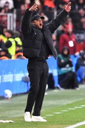 Coach Vincent Kompany FC Bayern Muenchen gestures GER, Bayer 04 Leverkusen vs FC Bayern Muenchen, Football, Bundesliga, Matchday 22, Season 2024 2025, 15 02 2025 DFL REGULATES PROHIBIT ANY USE OF PHOTOGRAPHS AS IMAGE SEQUENCES AND OR QUASI VIDEO GER, Bayer 04 Leverkusen vs FC Bayern Muenchen, Football, Bundesliga, Matchday 22, Season 2024 2025, 15 02 2025 Leverkusen Copyright: xEibner-Pressefoto ThomasxThienelx EP_TTL