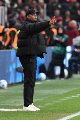 Coach Vincent Kompany FC Bayern Muenchen gives instructions GER, Bayer 04 Leverkusen vs FC Bayern Muenchen, Football, Bundesliga, Matchday 22, Season 2024 2025, 15 02 2025 DFL REGULATES PROHIBIT ANY USE OF PHOTOGRAPHS AS IMAGE SEQUENCES AND OR QUASI VIDEO GER, Bayer 04 Leverkusen vs FC Bayern Muenchen, Football, Bundesliga, Matchday 22, Season 2024 2025, 15 02 2025 Leverkusen Copyright: xEibner-Pressefoto ThomasxThienelx EP_TTL