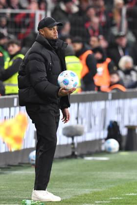 Coach Vincent Kompany FC Bayern Muenchen with ball in hand GER, Bayer 04 Leverkusen vs FC Bayern Muenchen, Football, Bundesliga, Matchday 22, Season 2024 2025, 15 02 2025 DFL REGULATES PROHIBIT ANY USE OF PHOTOGRAPHS AS IMAGE SEQUENCES AND OR QUASI VIDEO GER, Bayer 04 Leverkusen vs FC Bayern Muenchen, Football, Bundesliga, Matchday 22, Season 2024 2025, 15 02 2025 Leverkusen Copyright: xEibner-Pressefoto ThomasxThienelx EP_TTL