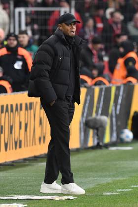 Coach Vincent Kompany FC Bayern Muenchen GER, Bayer 04 Leverkusen vs FC Bayern Muenchen, Football, Bundesliga, Matchday 22, Season 2024 2025, 15 02 2025 DFL REGULATIONS PROHIBIT ANY USE OF PHOTOGRAPHS AS IMAGE SEQUENCES AND OR QUASI VIDEO GER, Bayer 04 Leverkusen vs FC Bayern Muenchen, Football, Bundesliga, Matchday 22, Season 2024 2025, 15 02 2025 Leverkusen Copyright: xEibner-Pressefoto ThomasxThienelx EP_TTL
