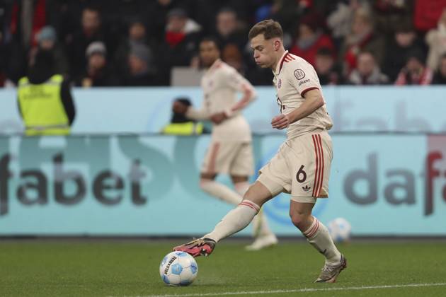 Joshua Kimmich FC Bayern München in action, on the ball, single action during the Bundesliga 1 match between Bayer 04 Leverkusen and FC Bayern München, BayArena on February 15, 2025 in Leverkusen, Germany Photo by Oliver Kaelke DeFodi Images Joshua Kimmich FC Bayern München controls the ball during the Bundesliga match between Bayer 04 Leverkusen and FC Bayern München at BayArena on February 15, 2025 in Leverkusen, Germany Photo by Oliver Kaelke DeFodi Images DFL regulations prohibit any use of photographs as image sequences and or quasi video Photo by Oliver Kaelke DeFodi Images Defodi 678 2025 02 15 LEVFCB 0657 Defodi-678 DFL regulations prohibit any use of photographs as image sequences and or quasi-video.