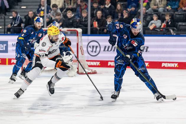 Fight for the puck duel between Daniel Pfaffengut Loewen Frankfurt, 77 and Maximilian Kastner EHC Red Bull Muenchen, 93 GER, EHC Red Bull Muenchen vs Loewen Frankfurt, Ice Hockey, DEL, 45 Matchday, Season 2024 2025, 16 02 2025 GER, EHC Red Bull Muenchen vs Loewen Frankfurt, Ice Hockey, DEL, 45 Matchday, Season 2024 2025, 16 02 2025 Muenchen Copyright: xEibner-Pressefoto HeikexFeinerx EP_HFR