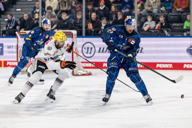 Fight for the puck duel between Daniel Pfaffengut Loewen Frankfurt, 77 and Maximilian Kastner EHC Red Bull Muenchen, 93 GER, EHC Red Bull Muenchen vs Loewen Frankfurt, Ice Hockey, DEL, 45 Matchday, Season 2024 2025, 16 02 2025 GER, EHC Red Bull Muenchen vs Loewen Frankfurt, Ice Hockey, DEL, 45 Matchday, Season 2024 2025, 16 02 2025 Muenchen Copyright: xEibner-Pressefoto HeikexFeinerx EP_HFR