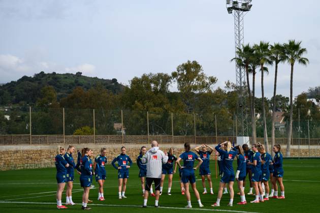 250218 Players of the Swedish women™s national football team gather during a training session on February 18, 2025 in Marbella Photo Ludvig Thunman BILDBYRAN code LT LT0677 fotboll football soccer fotball träning practice training sverige sweden dam bbeng  Copyright: LUDVIGxTHUNMAN BB250218LT056