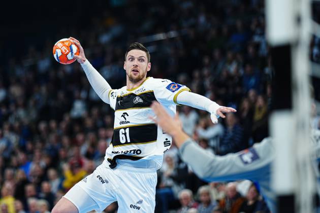 Throw Goal Hendrik Pekeler THW Kiel, 61 GER, THW Kiel vs FC Porto, Handball, EHF European League, Main Round, Matchday 2, Season 2024 2025, 18 02 2025 GER, THW Kiel vs FC Porto, Handball, EHF European League, Main Round, Matchday 2, Season 2024 2025, 18 02 2025 Kiel Copyright: xEibner-Pressefoto MarcelxvonxFehrnx EP_MFN