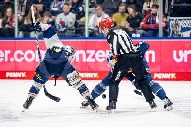 Linesperson David Tschirner executes a faceoff between Tyler Boland Iserlohn Roosters, 10 and Andreas Eder EHC Red Bull Muenchen, 20 GER, EHC Red Bull Muenchen vs Iserlohn Roosters, Ice Hockey, DEL, Matchday 47, Season 2024 2025, 21 02 2025 GER, EHC Red Bull Muenchen vs Iserlohn Roosters, Ice Hockey, DEL, Matchday 47, Season 2024 2025, 21 02 2025 Muenchen Copyright: xEibner-Pressefoto HeikexFeinerx EP_HFR