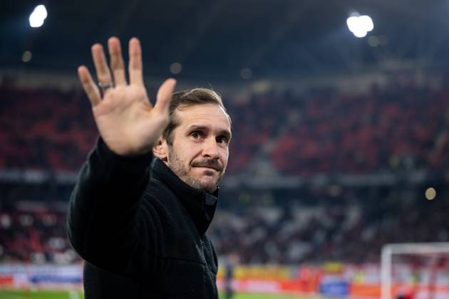 Julian Schuster SC Freiburg, Coach waves to the fans, GER, SC Freiburg SCF vs SV Werder Bremen SVW , Soccer Bundesliga, 23 Matchday, Season 2024 2025, 21 02 2025 DFB DFL regulations prohibit any use of photographs as image sequences and or quasi video GER, SC Freiburg SCF vs SV Werder Bremen SVW , Soccer Bundesliga, 23 Matchday, Season 2024 2025, 21 02 2025 Freiburg Copyright: xEibner-Pressefoto Memmlerx EP_MMR