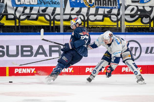 Battle for the puck duel between Taro Hirose EHC Red Bull Muenchen, 17 and Maciej Rutkowski Iserlohn Roosters, 12 GER, EHC Red Bull Muenchen vs Iserlohn Roosters, Ice Hockey, DEL, Matchday 47, Season 2024 2025, 21 02 2025 GER, EHC Red Bull Muenchen vs Iserlohn Roosters, Ice Hockey, DEL, Matchday 47, Season 2024 2025, 21 02 2025 Muenchen Copyright: xEibner-Pressefoto HeikexFeinerx EP_HFR