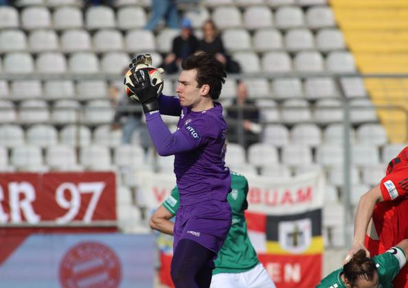 Football, Men, Regionalliga Bayern, Season 2024 2025, FC Bayern München Amateure 1 FC Schweinfurt 05, Grünwalder Stadion Lukas Schneller 1 FC Schweinfurt 05 catches a ball down safely