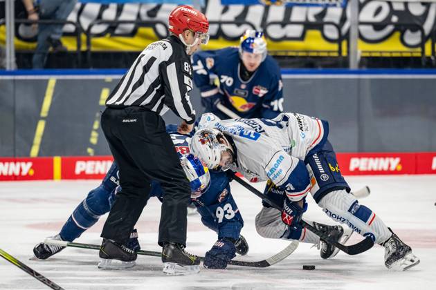 Linesman David Tschirner executes a faceoff between Maximilian Kastner EHC Red Bull Muenchen, 93 and Shane Gersich Iserlohn Roosters, 9 GER, EHC Red Bull Muenchen vs Iserlohn Roosters, Ice Hockey, DEL, Matchday 47, Season 2024 2025, 21 02 2025 GER, EHC Red Bull Muenchen vs Iserlohn Roosters, Ice Hockey, DEL, Matchday 47, Season 2024 2025, 21 02 2025 Muenchen Copyright: xEibner-Pressefoto HeikexFeinerx EP_HFR