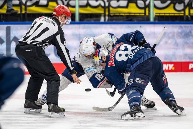 Linesperson David Tschirner executes a faceoff between Eric Cornel Iserlohn Roosters, 18 and Chris DeSousa EHC Red Bull Muenchen, 82 GER, EHC Red Bull Muenchen vs Iserlohn Roosters, Ice Hockey, DEL, Matchday 47, Season 2024 2025, 21 02 2025 GER, EHC Red Bull Muenchen vs Iserlohn Roosters, Ice Hockey, DEL, Matchday 47, Season 2024 2025, 21 02 2025 Muenchen Copyright: xEibner-Pressefoto HeikexFeinerx EP_HFR