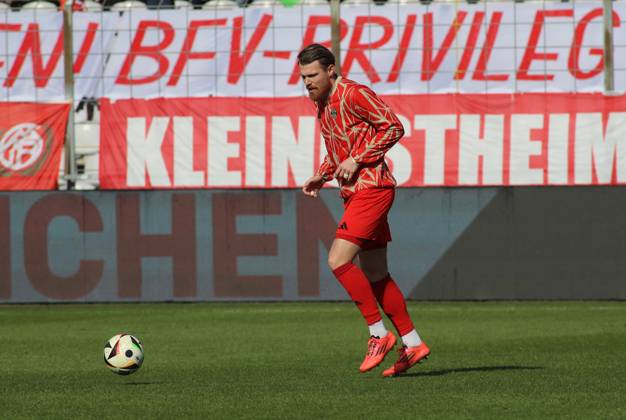 Football, Men, Regionalliga Bayern, Season 2024 2025, FC Bayern München Amateure 1 FC Schweinfurt 05, Grünwalder Stadion Steve Breitkreuz FC Bayern München II with ball during warm-up