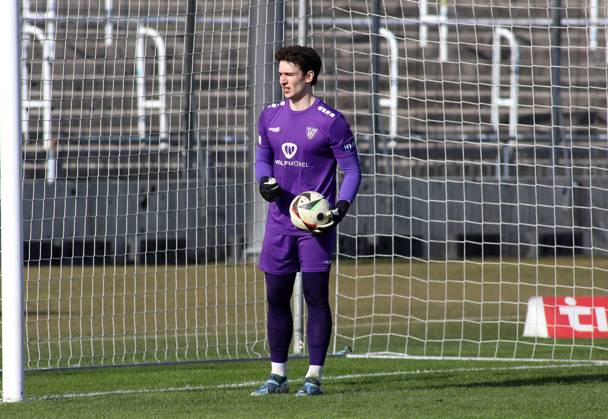 Football, Men, Regionalliga Bayern, Season 2024 2025, FC Bayern München Amateure 1 FC Schweinfurt 05, Grünwalder Stadion Lukas Schneller 1 FC Schweinfurt 05 with a ball in his hands
