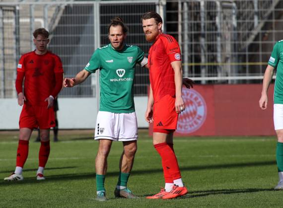 Football, Men, Regionalliga Bayern, Season 2024 2025, FC Bayern München Amateure 1 FC Schweinfurt 05, Grünwalder Stadion Kristian Böhnlein Boehnlein 1 FC Schweinfurt 05 left with Steve Breitkreuz FC Bayern München II right standing on the pitch