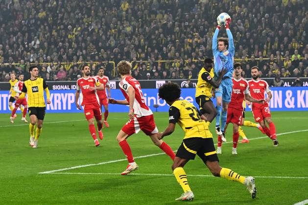Serhou Guirassy Borussia Dortmund and goalkeeper Frederik Roennow Union Berlin battle for the ball during the Bundesliga match between Borussia Dortmund and 1 FC Union Berlin, SIGNAL IDUNA PARK on February 22, 2025 in Dortmund, Germany Photo by Ralf Treese DeFodi Images Serhou Guirassy Borussia Dortmund and goalkeeper Frederik Roennow Union Berlin battle for the ball during the Bundesliga match between Borussia Dortmund and 1 FC Union Berlin at Signal Iduna Park on February 22, 2025 in Dortmund, Germany Photo by Ralf Treese DeFodi Images DFL regulations prohibit any use of photographs as image sequences and or quasi video Photo by Ralf Treese DeFodi Images