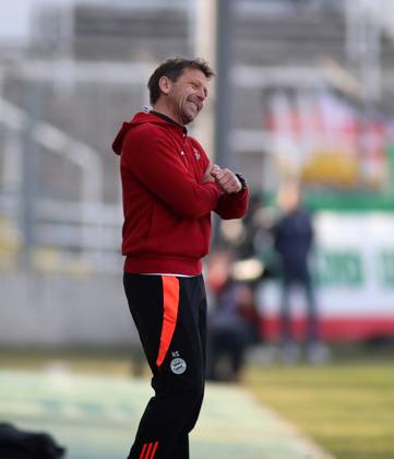 Football, Men, Regionalliga Bayern, Season 2024 2025, FC Bayern München Amateure 1 FC Schweinfurt 05, Grünwalder Stadion Holger Seitz, Coach FC Bayern München II standing on the sideline, amused, facial expression, mimic, gesture