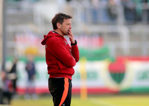 Football, Men, Regionalliga Bayern, Season 2024 2025, FC Bayern München Amateure 1 FC Schweinfurt 05, Grünwalder Stadion Holger Seitz, Coach FC Bayern München II standing on the sideline, hand on mouth, pensive, in thought, considering