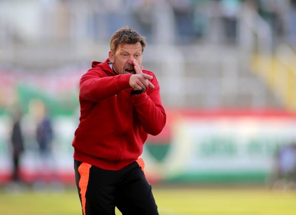 Football, Men, Regionalliga Bayern, Season 2024 2025, FC Bayern München Amateure 1 FC Schweinfurt 05, Grünwalder Stadion Holger Seitz, coach FC Bayern München II standing on the touchline, stretching out his right arm, shouting, screaming, giving instructions