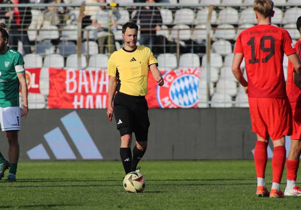 Football, Men, Regionalliga Bayern, Season 2024 2025, FC Bayern München Amateure 1 FC Schweinfurt 05, Grünwalder Stadion Referee Lothar Ostheimer on the pitch