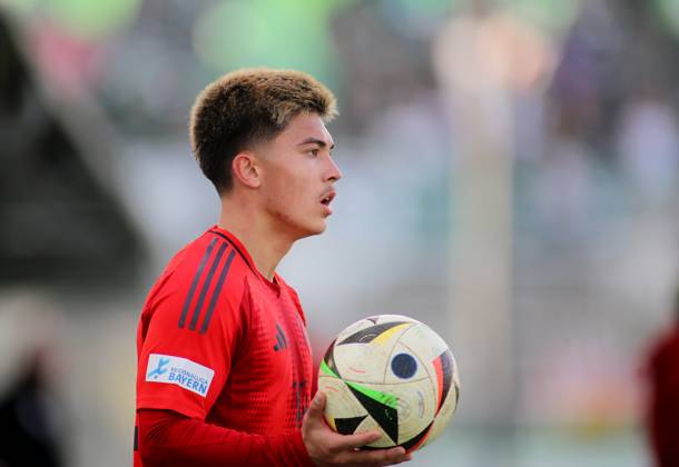 Football, Men, Regionalliga Bayern, Season 2024 2025, FC Bayern München Amateure 1 FC Schweinfurt 05, Grünwalder Stadion Angelo Brückner Brueckner FC Bayern München II with a ball in his hands, sideways in profile