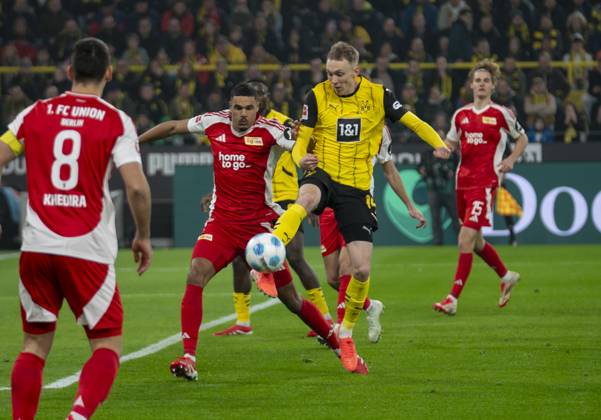 Maximilian Beier Borussia Dortmund, 14 in duel with Danilho Doekhi FC Union Berlin, 5 22 02 2025, Soccer, 1 Bundesliga Borussia Dortmund Union Berlin in Dortmund, Signal Iduna Park, Saison 2024 2025 DFL regulations prohibit any use of photographs as image sequences and or quasi video Copyright: HMBxMedia xMarcoxBader