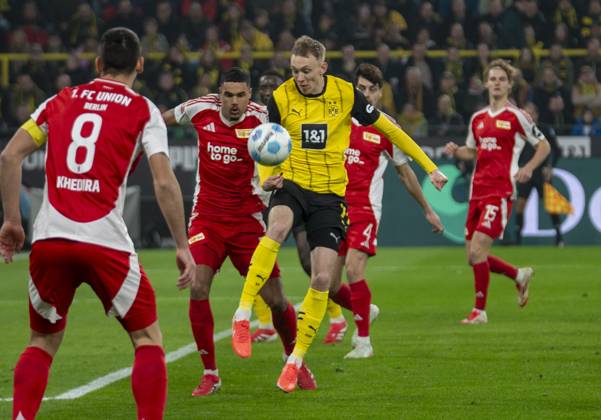 Maximilian Beier Borussia Dortmund, 14 in duel with Danilho Doekhi FC Union Berlin, 5 22 02 2025, Soccer, 1 Bundesliga Borussia Dortmund Union Berlin in Dortmund, Signal Iduna Park, Saison 2024 2025 DFL regulations prohibit any use of photographs as image sequences and or quasi video Copyright: HMBxMedia xMarcoxBader