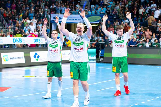 Justus Fischer TSV Hannover Burgdorf, Nr 54 v l , TSV Hannover Burgdorf white against HSG Wetzlar white on matchday 20 of the 2024 2025 season in the DAIKIN Handball Bundesliga 22 02 2025, ZAG Arena Hannover, GER , Copyright: xJanxGuentherx xTSVxHannover-Burgdorfx
