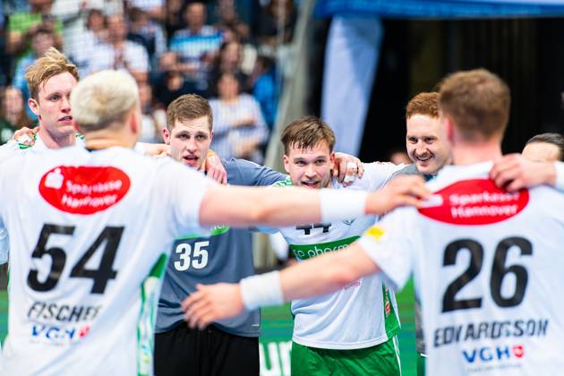 Joel Birlehm TSV Hannover Burgdorf, No. 35 Thomas Solstad TSV Hannover Burgdorf, No. 44 v l , TSV Hannover Burgdorf white against HSG Wetzlar white on matchday 20 of the 2024 2025 season in the DAIKIN Handball Bundesliga 22 02 2025, ZAG Arena Hannover, GER , Copyright: xJanxGuentherx xTSVxHannover-Burgdorfx