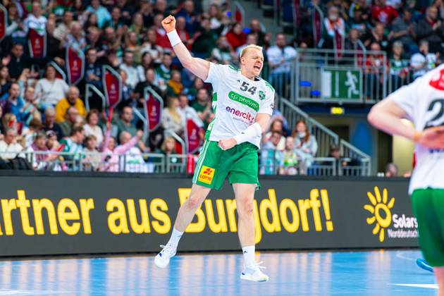 Justus Fischer (TSV Hannover-Burgdorf, Nr. 54) (v.l.), TSV Hannover-Burgdorf (weiss) gegen HSG Wetzlar (weiss) am 20. Spieltag der Saison 2024 2025 in der DAIKIN Handball-Bundesliga (22.02.2025, ZAG Arena (Hannover, GER), Copyright: xJanxGuentherx xTSVxHannover-Burgdorfx
