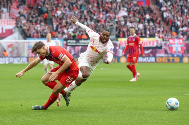 23 02 2025, xtgx, Football 1 Bundesliga, RB Leipzig 1 FC Heidenheim emspor, v l Luca Kerber Heidenheim, 20 , Ridle Baku Leipzig duel, duel, fight, tackle DFL DFB REGULATIONS PROHIBIT ANY USE OF PHOTOGRAPHS as IMAGE SEQUENCES and or QUASI VIDEO Leipzig