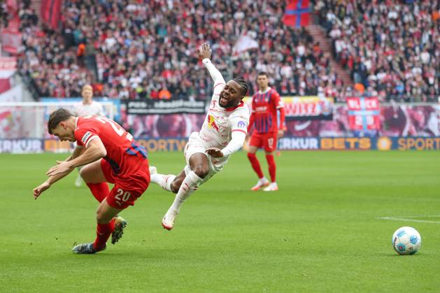 23 02 2025, xtgx, Football 1 Bundesliga, RB Leipzig 1 FC Heidenheim emspor, v l Luca Kerber Heidenheim, 20 , Ridle Baku Leipzig duel, duel, fight, tackle DFL DFB REGULATIONS PROHIBIT ANY USE OF PHOTOGRAPHS as IMAGE SEQUENCES and or QUASI VIDEO Leipzig
