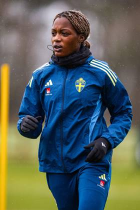 250223 Evelyn Ijeh of the Swedish women s national football team at a training session on February 23, 2025 in Wrexham Photo David Rawcliffe BILDBYRAN code XY XY0048 fotboll football soccer fotball nations league uefa womens nations league träning practice training sverige sweden dam bbeng  Copyright: DAVIDxRAWCLIFFE BB250223ZX016