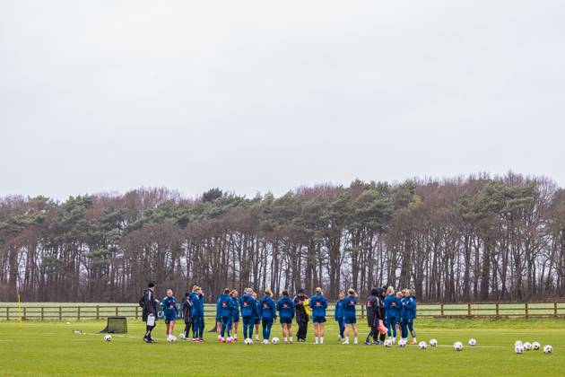 250223 Players of the Swedish women s national football team at a training session on February 23, 2025 in Wrexham Photo David Rawcliffe BILDBYRAN code XY XY0048 fotboll football soccer fotball nations league uefa womens nations league träning practice training sverige sweden dam bbeng  Copyright: DAVIDxRAWCLIFFE BB250223ZC029