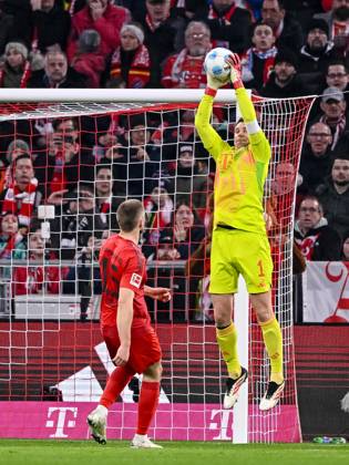 Goalkeeper Manuel Neuer FC Bayern Muenchen in action, on the ball, single action during the Bundesliga 1 match between FC Bayern München and Eintracht Frankfurt, Allianz Arena on February 23, 2025 in Munich, Germany Photo by Harry Langer DeFodi Images Goalkeeper Manuel Neuer FC Bayern Muenchen controls the Ball during the Bundesliga match between FC Bayern München and Eintracht Frankfurt at Allianz Arena on February 23, 2025 in Munich, Germany Photo by Harry Langer DeFodi Images DFL regulations prohibit any use of photographs as image sequences and or quasi video Photo by Harry Langer DeFodi Images DFL regulations prohibit any use of photographs as image sequences and or quasi video