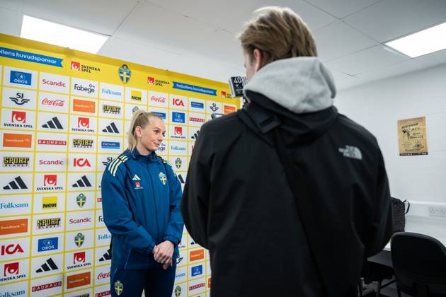250224 Stina Blackstenius of the Swedish women s national football team is interviewed after a training session on February 24, 2025 in Wrexham Photo Mathias Bergeld BILDBYRAN code MB MB1090 fotboll football soccer fotball nations league uefa womens nations league träning practice training sverige sweden dam bbeng interview intervju  Copyright: MATHIASxBERGELD BB250224MB052