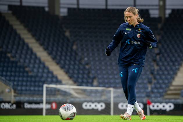 250224 Elisabeth Terland of the Norwegian women s national football team during a training session on February 24, 2025 in Stavanger Photo Vegard Grott BILDBYRAN kod VG VG0717 bbeng fotboll football soccer fotball norge norway women dam nations league träning practice training trening Copyright: VEGARDxGRoTT BB250224VG046