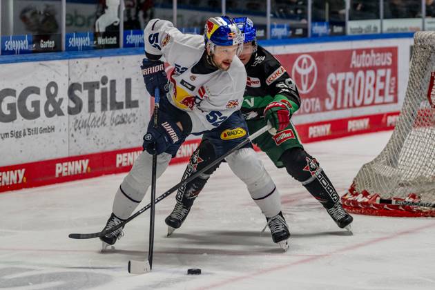 Fight for the puck duel between Patrick Hager EHC Red Bull Muenchen, 52 and Mark Zengerle Augsburger Panther, 89 GER, Augsburger Panther vs EHC Red Bull Muenchen, Ice Hockey, DEL, 48 Matchday, Season 2024 2025, 23 02 2025 GER, Augsburger Panther vs EHC Red Bull Muenchen, Ice Hockey, DEL, 48 Matchday, Season 2024 2025, 23 02 2025 Augsburg Copyright: xEibner-Pressefoto FranzxFeinerx EP_HFR