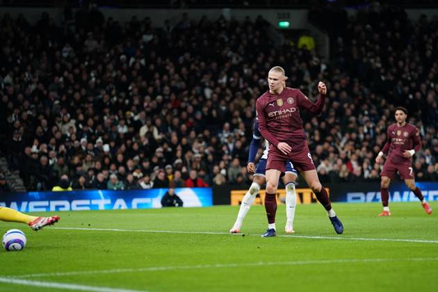 Erling Haland of Manchester City scores during the Premier League match between Tottenham Hotspur and Manchester City at Tottenham Hotspur Stadium, White Hart Lane, England on 26 February 2025. Copyright: xCharliexCarterx PMI-6737-0022
