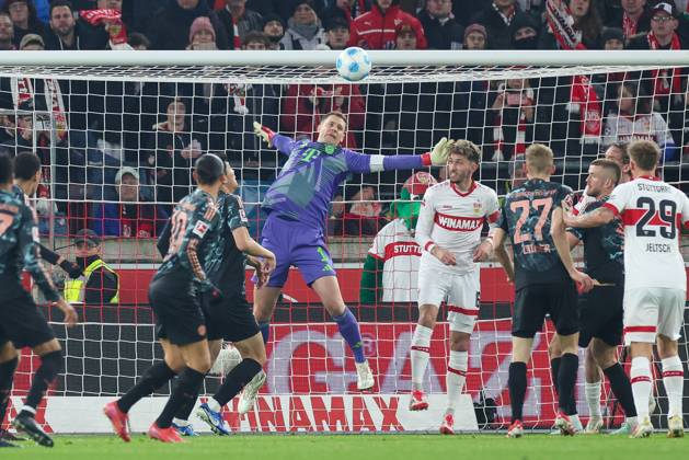 Goalkeeper action by Manuel Neuer 1 FC Bayern Muenchen , VfB Stuttgart vs FC Bayern Muenchen, Soccer, 1 Bundesliga, 24 Matchday, 28 02 2025 DFB regulations prohibit any use of photographs as image sequences and or quasi video Stuttgart Baden Wuerttemberg Germany Copyright: xkolbert-press ChristianxKolbertx