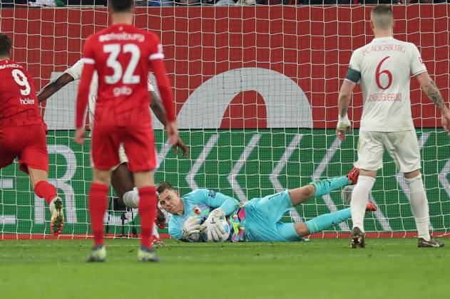 Goalkeeper action by Finn Dahmen 1 FC Augsburg , FC Augsburg vs SC Freiburg, Soccer, 1 Bundesliga, 24 Matchday, 02 03 2025 DFB regulations prohibit any use of photographs as image sequences and or quasi video Augsburg Bayern Germany Copyright: xkolbert-press ChristianxKolbertx