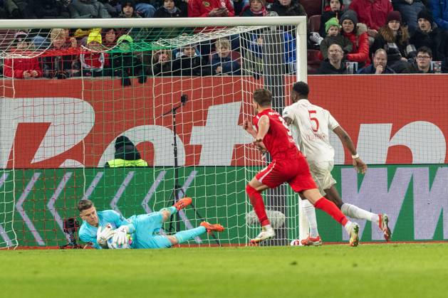 Goalkeeper Finn Dahmen FC Augsburg in action, FC Augsburg vs SC Freiburg, Soccer, 1 Bundesliga, 24 Matchday, 02 03 2025 DFB regulations prohibit any use of photographs as image sequences and or quasi video Copyright: xkolbert-press PeterxFastlx