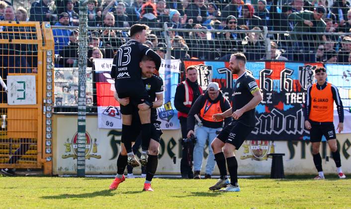 Leipzig, 02 03 2025, Alfred Kunze Sportpark,Fußball Regionalliga NO, Spieltag 24 , BSG CHEMIE LEIPZIG vs CHEMNITZER FC , Goal for Chemnitz to equalize 1 1 Own goal In the picture Chemnitz goal celebration V l Leon Damer 13, Chemnitz , Robert Zickert 21, Chemnitz and Tobias Müller Mueller 38, Chemnitz , For journalistic purposes only Only for editorial use , Picture Point