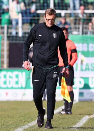 Leipzig, 02 03 2025, Alfred Kunze Sportpark,Fußball Regionalliga NO, Spieltag 24 , BSG CHEMIE LEIPZIG vs CHEMNITZER FC , Platzverweis Im Bild David Bergner Interims Trainer Chemie Leipzig leaves the stadium after traffic light card , Nur für journalistische Zwecke Only for editorial use , Picture Point