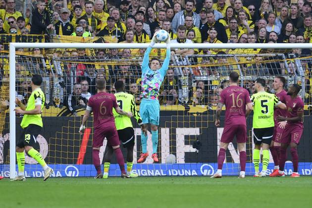 Goalkeeper Finn Dahmen FC Augsburg in action, on the ball, single action during the Bundesliga 1 match between Borussia Dortmund and FC Augsburg, SIGNAL IDUNA PARK on March 08, 2025 in Dortmund, Germany Germany Photo by Ralf Treese DeFodi Images Goalkeeper Finn Dahmen FC Augsburg controls the ball during the Bundesliga match between Borussia Dortmund and FC Augsburg at Signal Iduna Park on March 8, 2025 in Dortmund, Germany Photo by Ralf Treese DeFodi Images DFL regulations prohibit any use of photographs as image sequences and or quasi video Photo by Ralf Treese DeFodi Images