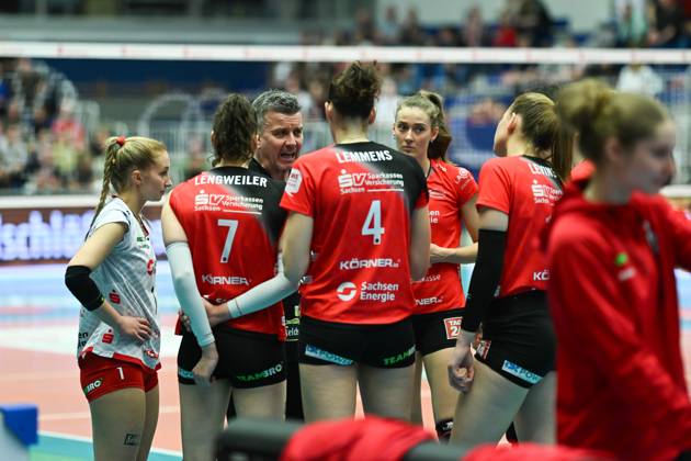 Alexander Waibl Head Coach Dresdner SC talks to his team during the set break Dresdner SC vs Ladies in Black Aachen, 1 Volleyball Bundesliga Women, Season 2024 2025, 08 03 2025 Dresdner SC vs Ladies in Black Aachen, 1 Volleyball Bundesliga Women, Season 2024 2025, 08 03 2025 Dresden Copyright: xEibner-Pressefoto xHoepnerx EP_PHR